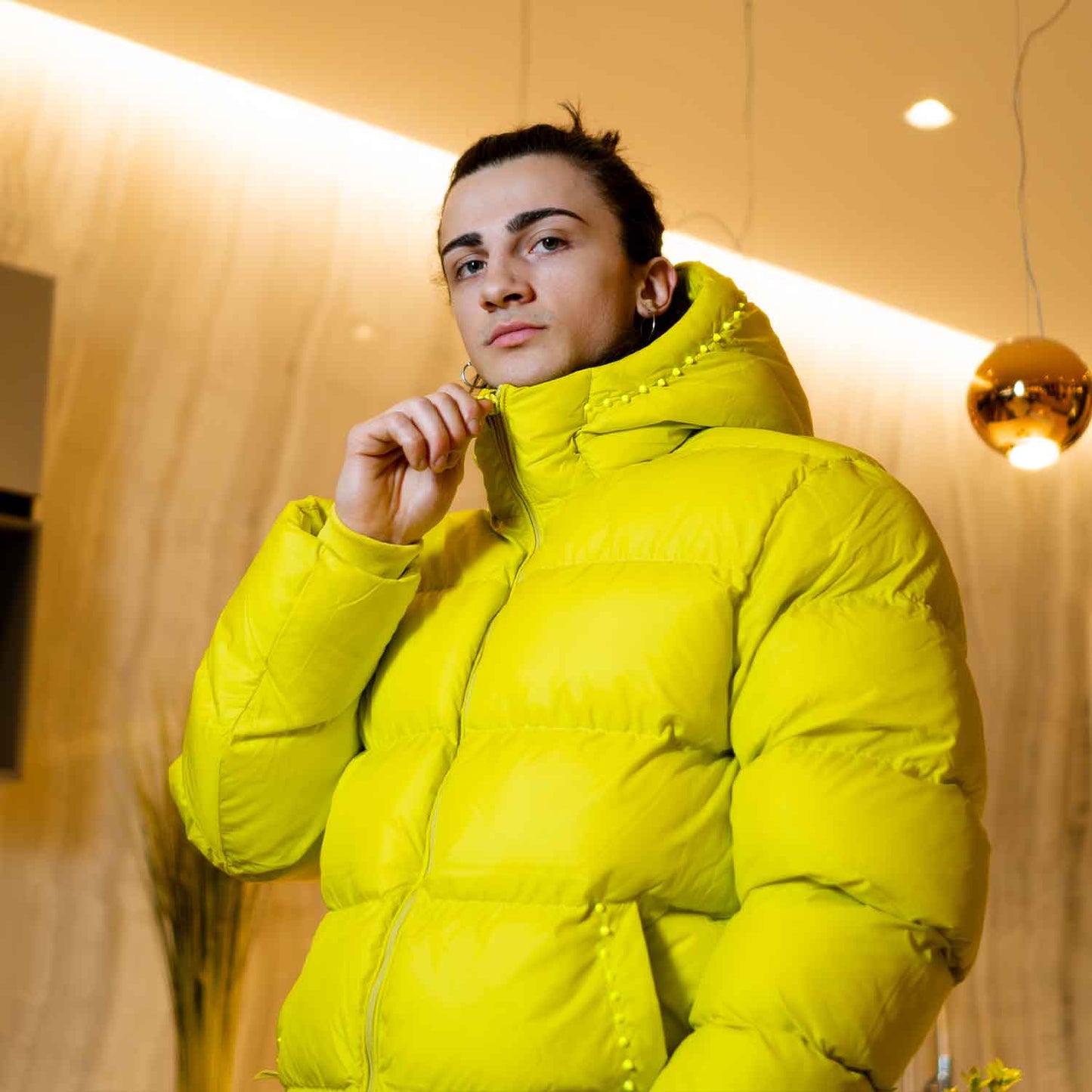 CORTINA - Puffer giallo fluo con borchie giallo fluo