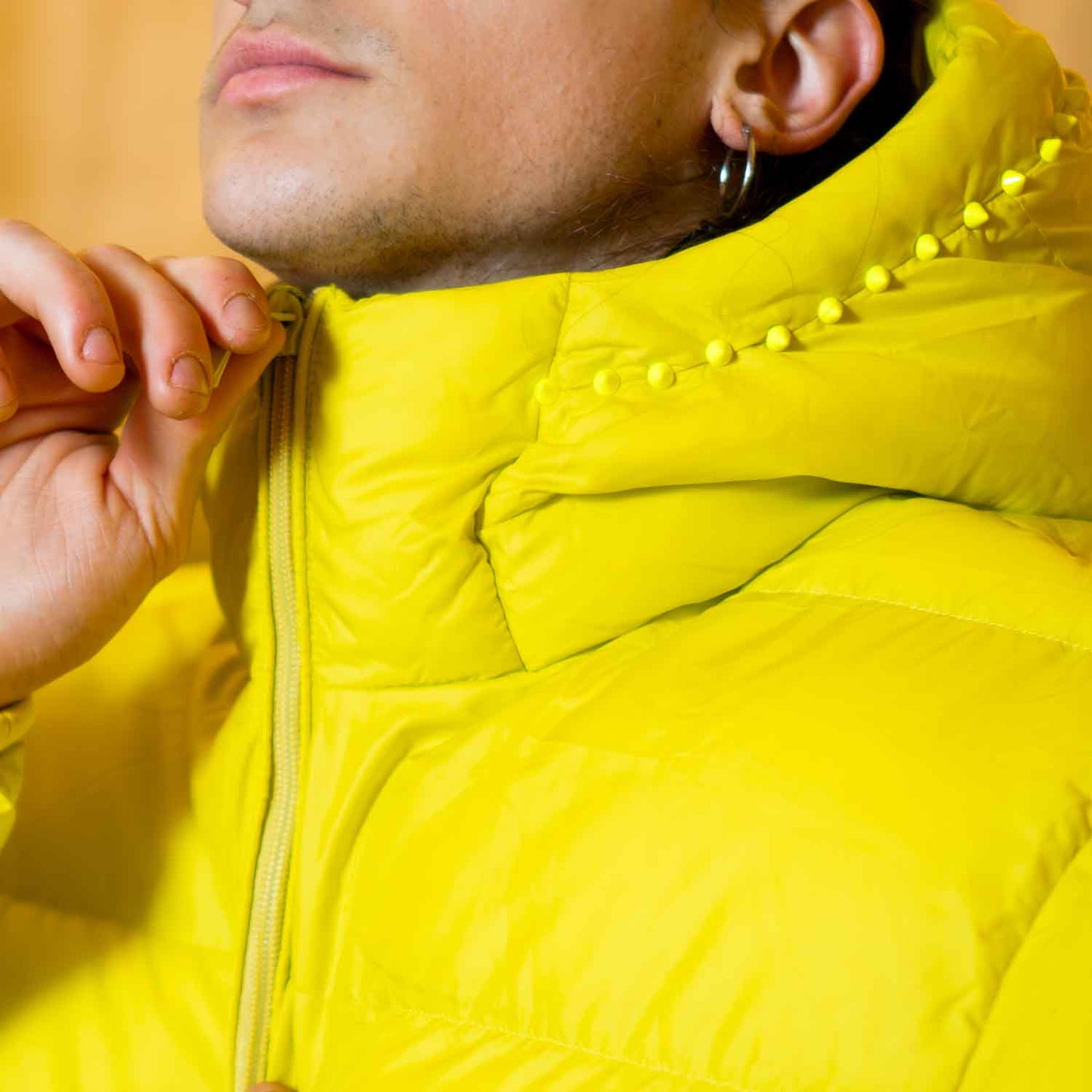 CORTINA - Puffer giallo fluo con borchie giallo fluo